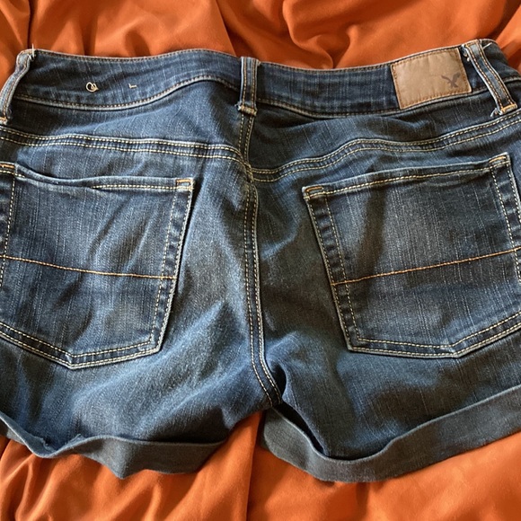 American Eagle shorts dark wash size 6 stretchy shorts some wear on the backside - Picture 3 of 4